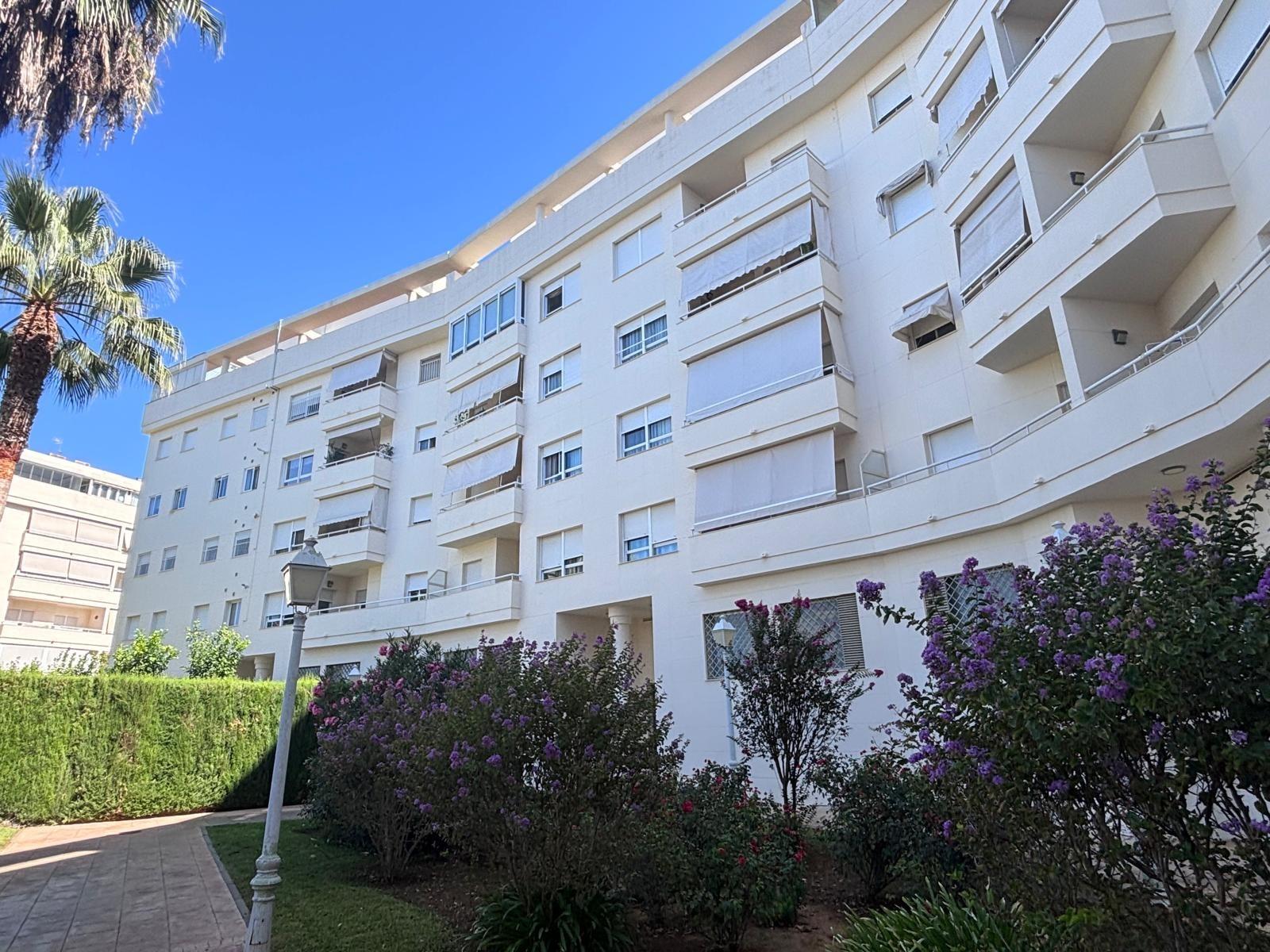 BONITO PISO EN ENTREPARQUES II. ¡PARA ENTRAR A VIVIR! INCLUYE PLAZA DE PARKING Y AMPLIO TRASTERO EN SUBTERRÁNEO.