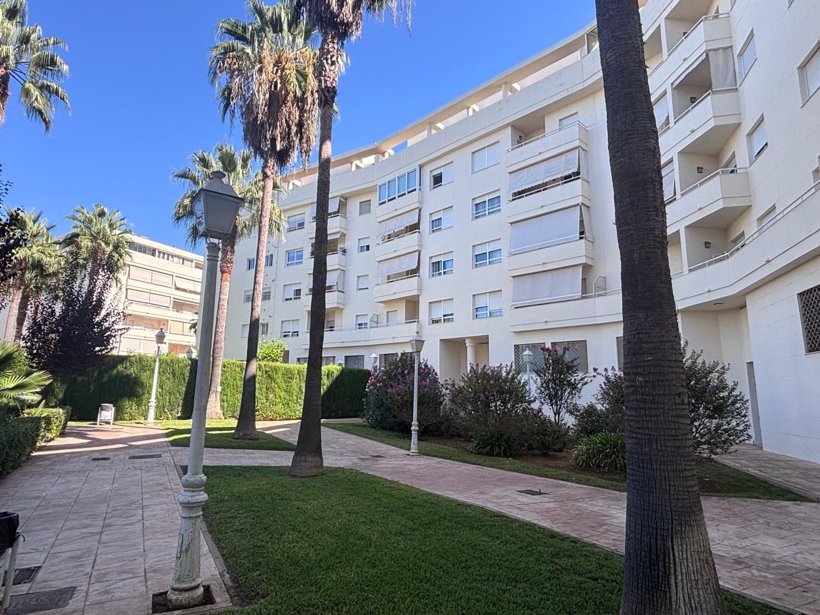 BONITO PISO EN ENTREPARQUES II. ¡PARA ENTRAR A VIVIR! INCLUYE PLAZA DE PARKING Y AMPLIO TRASTERO EN SUBTERRÁNEO.