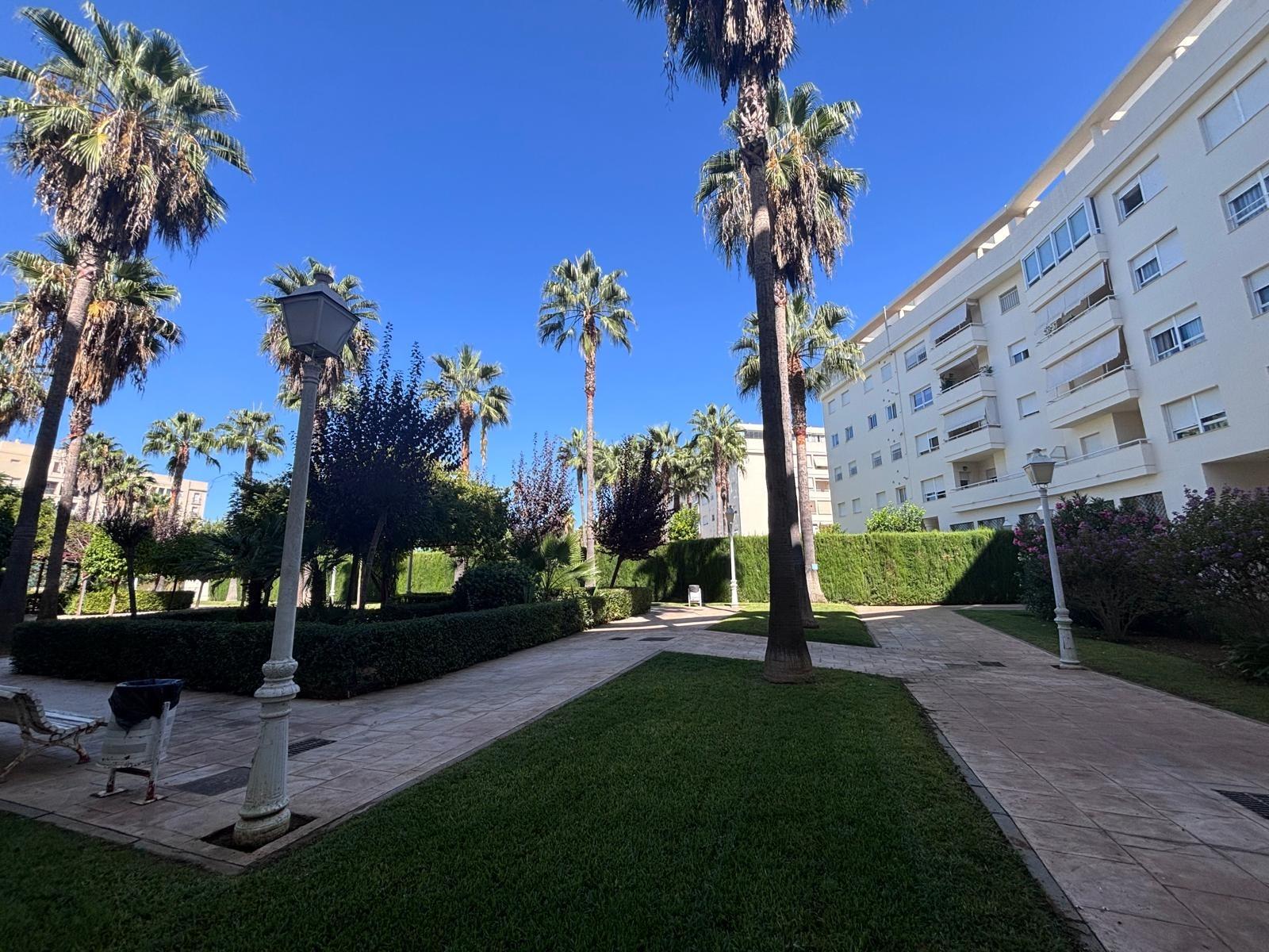 BONITO PISO EN ENTREPARQUES II. ¡PARA ENTRAR A VIVIR! INCLUYE PLAZA DE PARKING Y AMPLIO TRASTERO EN SUBTERRÁNEO.