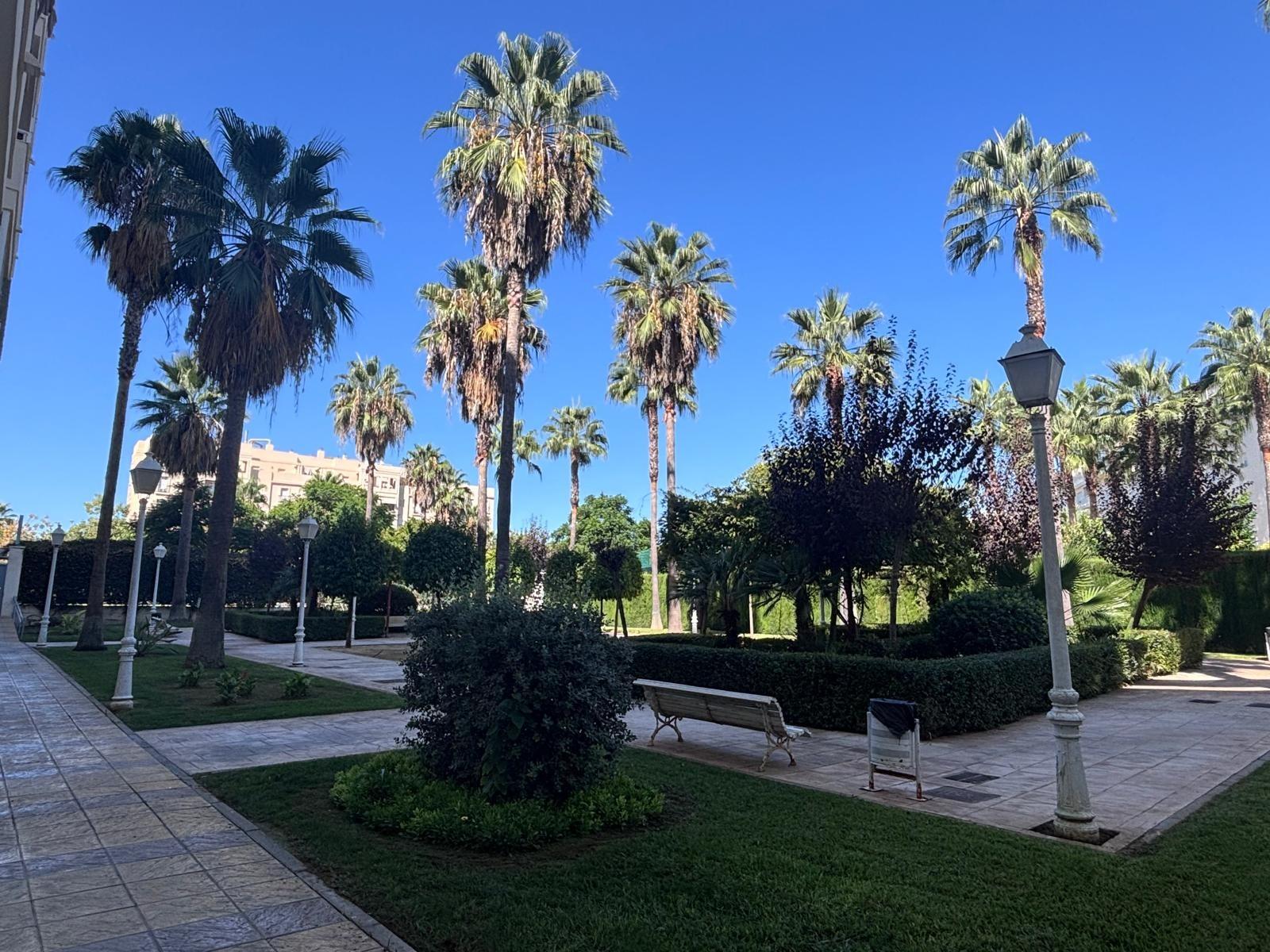 BONITO PISO EN ENTREPARQUES II. ¡PARA ENTRAR A VIVIR! INCLUYE PLAZA DE PARKING Y AMPLIO TRASTERO EN SUBTERRÁNEO.