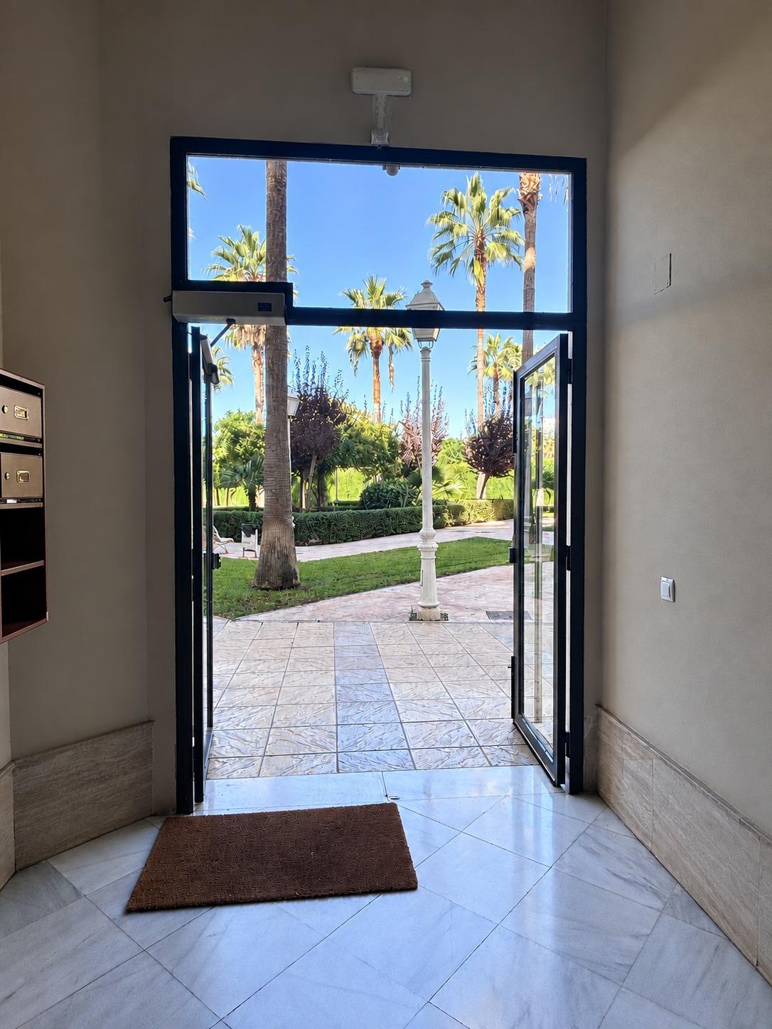 BONITO PISO EN ENTREPARQUES II. ¡PARA ENTRAR A VIVIR! INCLUYE PLAZA DE PARKING Y AMPLIO TRASTERO EN SUBTERRÁNEO.