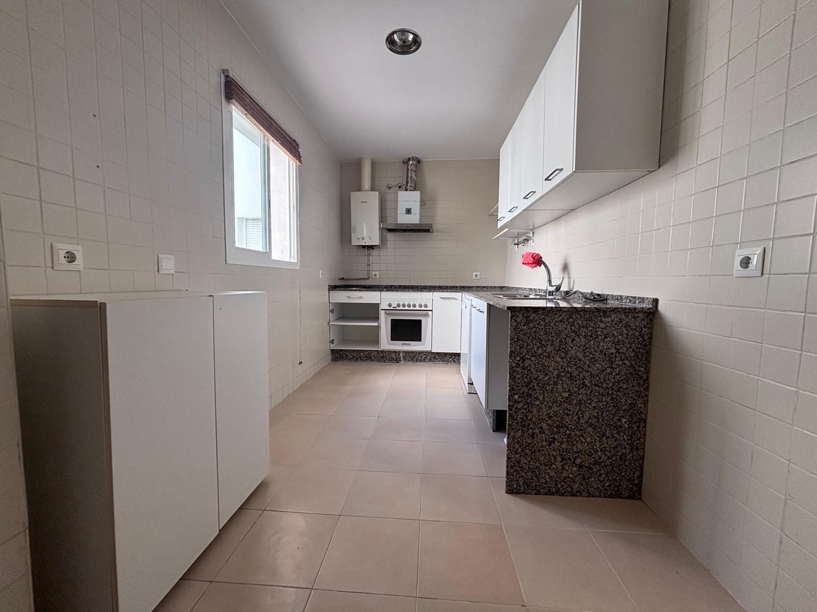 BONITO PISO EN ENTREPARQUES II. ¡PARA ENTRAR A VIVIR! INCLUYE PLAZA DE PARKING Y AMPLIO TRASTERO EN SUBTERRÁNEO.