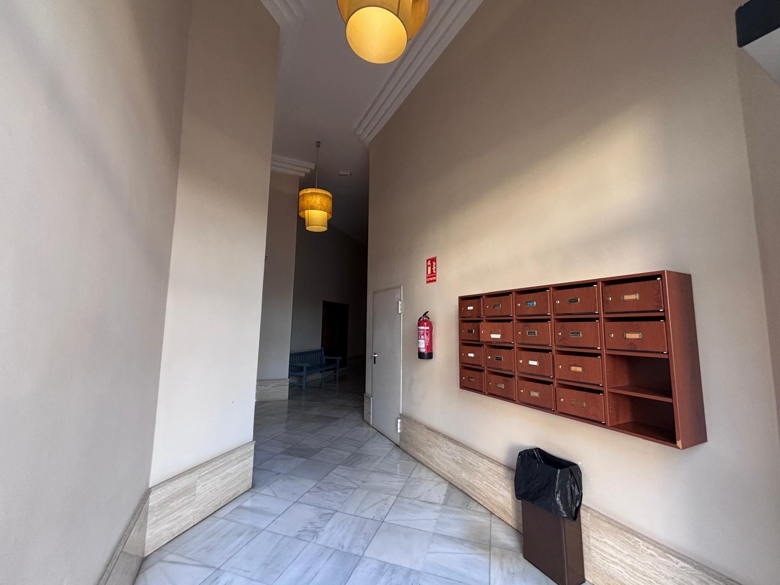 BONITO PISO EN ENTREPARQUES II. ¡PARA ENTRAR A VIVIR! INCLUYE PLAZA DE PARKING Y AMPLIO TRASTERO EN SUBTERRÁNEO.