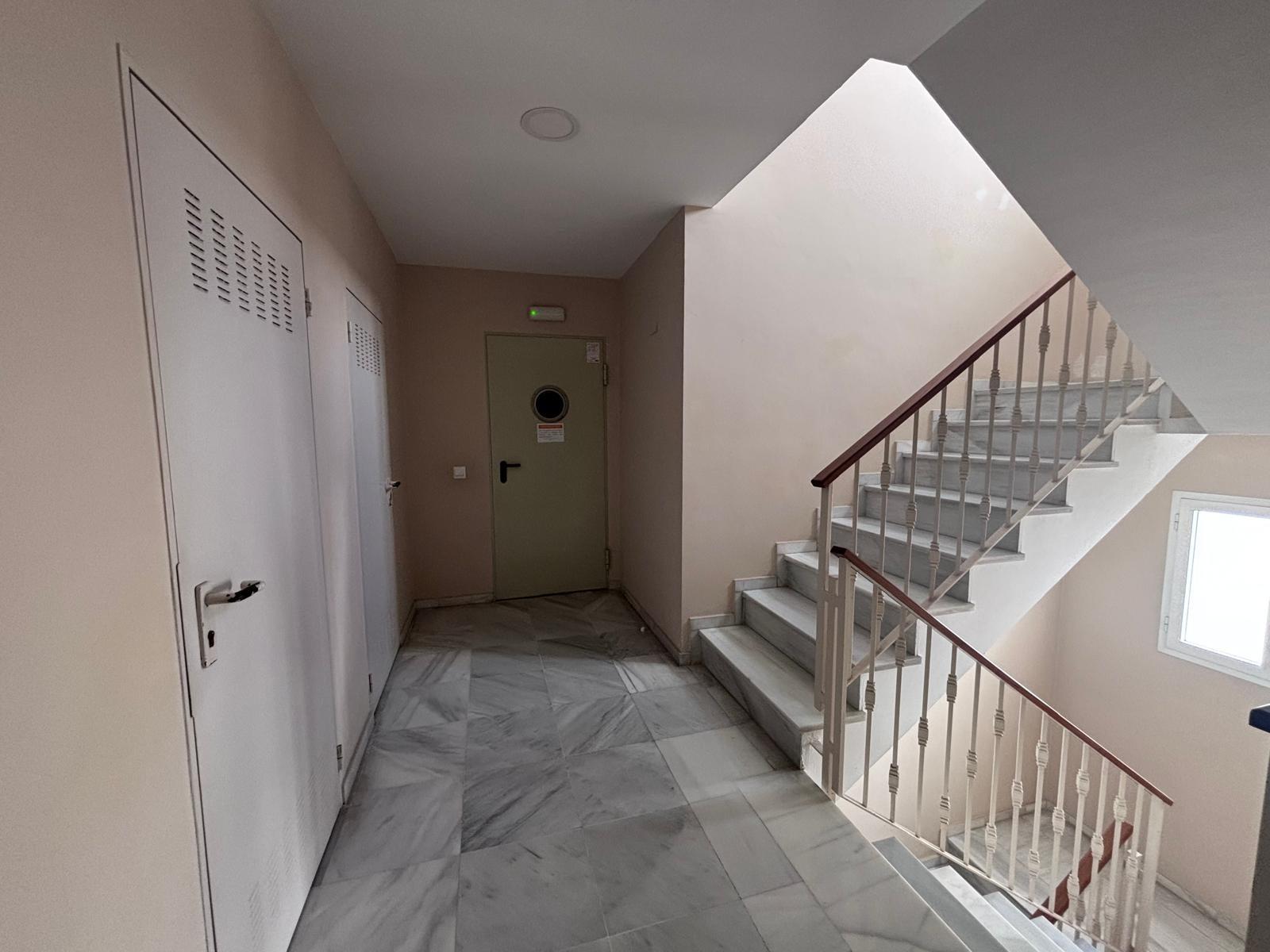 BONITO PISO EN ENTREPARQUES II. ¡PARA ENTRAR A VIVIR! INCLUYE PLAZA DE PARKING Y AMPLIO TRASTERO EN SUBTERRÁNEO.