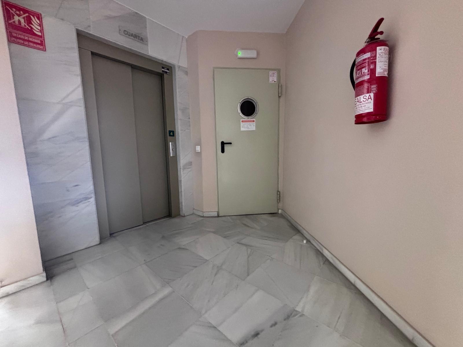 BONITO PISO EN ENTREPARQUES II. ¡PARA ENTRAR A VIVIR! INCLUYE PLAZA DE PARKING Y AMPLIO TRASTERO EN SUBTERRÁNEO.