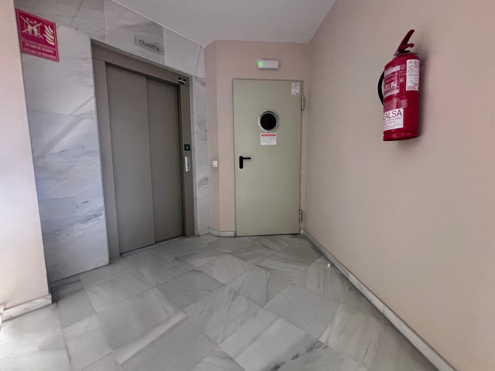 BONITO PISO EN ENTREPARQUES II. ¡PARA ENTRAR A VIVIR! INCLUYE PLAZA DE PARKING Y AMPLIO TRASTERO EN SUBTERRÁNEO.