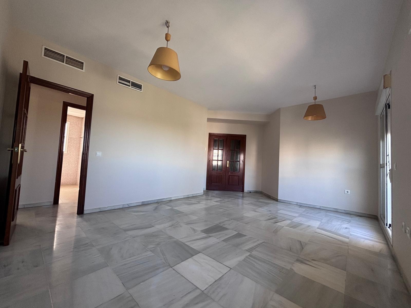BONITO PISO EN ENTREPARQUES II. ¡PARA ENTRAR A VIVIR! INCLUYE PLAZA DE PARKING Y AMPLIO TRASTERO EN SUBTERRÁNEO.