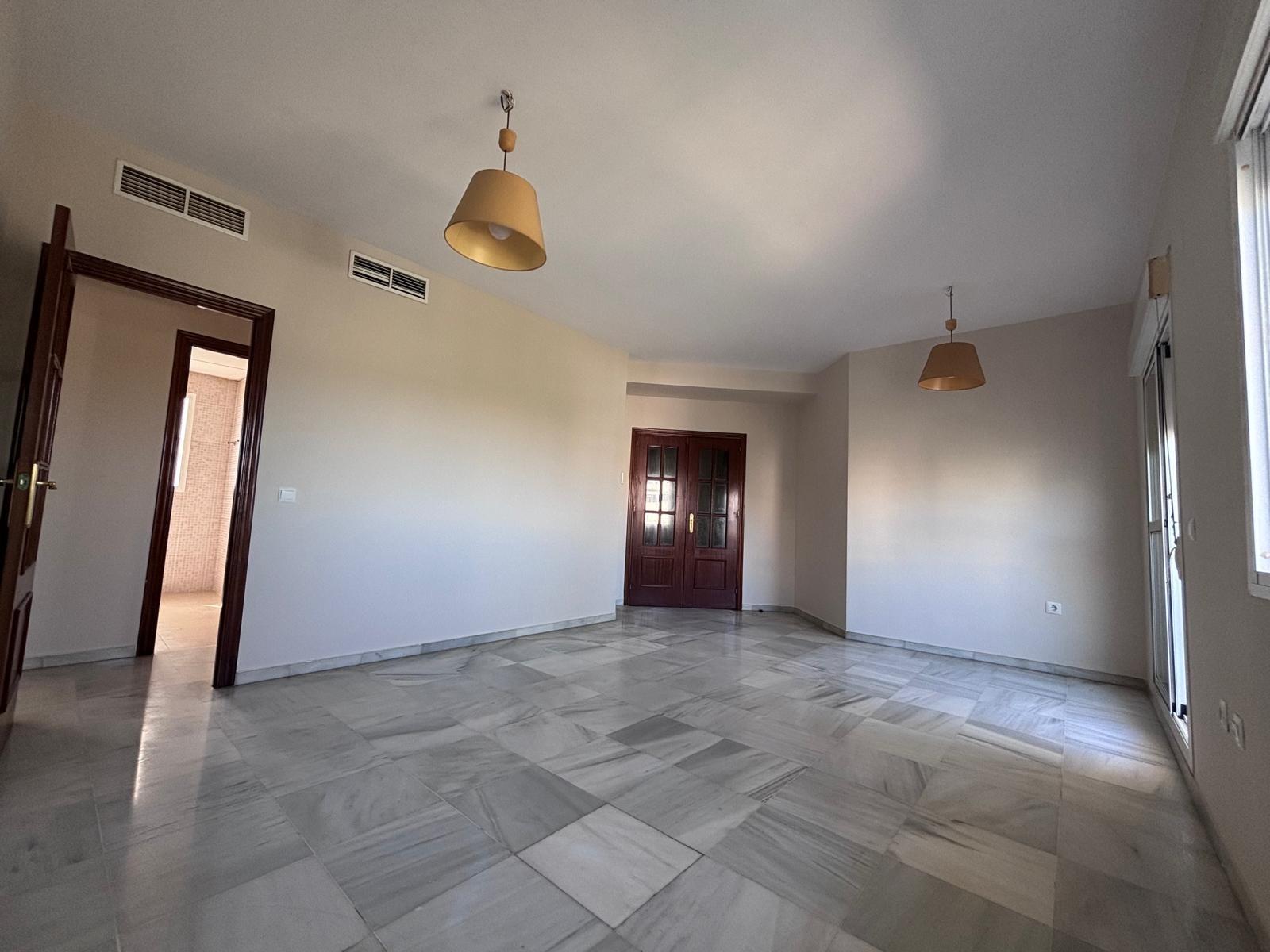 BONITO PISO EN ENTREPARQUES II. ¡PARA ENTRAR A VIVIR! INCLUYE PLAZA DE PARKING Y AMPLIO TRASTERO EN SUBTERRÁNEO.