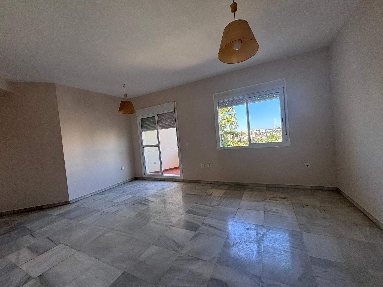 BONITO PISO EN ENTREPARQUES II. ¡PARA ENTRAR A VIVIR! INCLUYE PLAZA DE PARKING Y AMPLIO TRASTERO EN SUBTERRÁNEO.