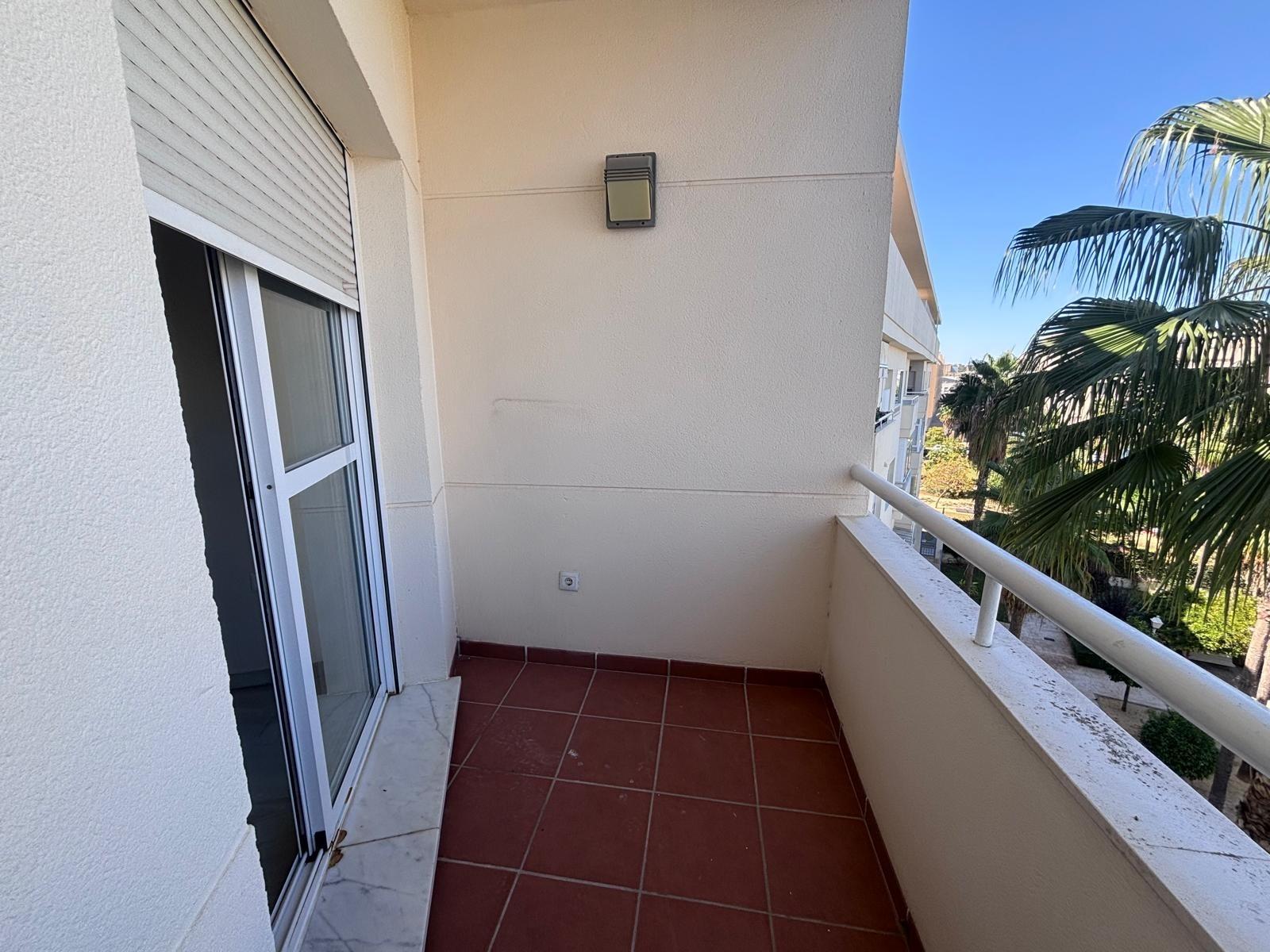 BONITO PISO EN ENTREPARQUES II. ¡PARA ENTRAR A VIVIR! INCLUYE PLAZA DE PARKING Y AMPLIO TRASTERO EN SUBTERRÁNEO.