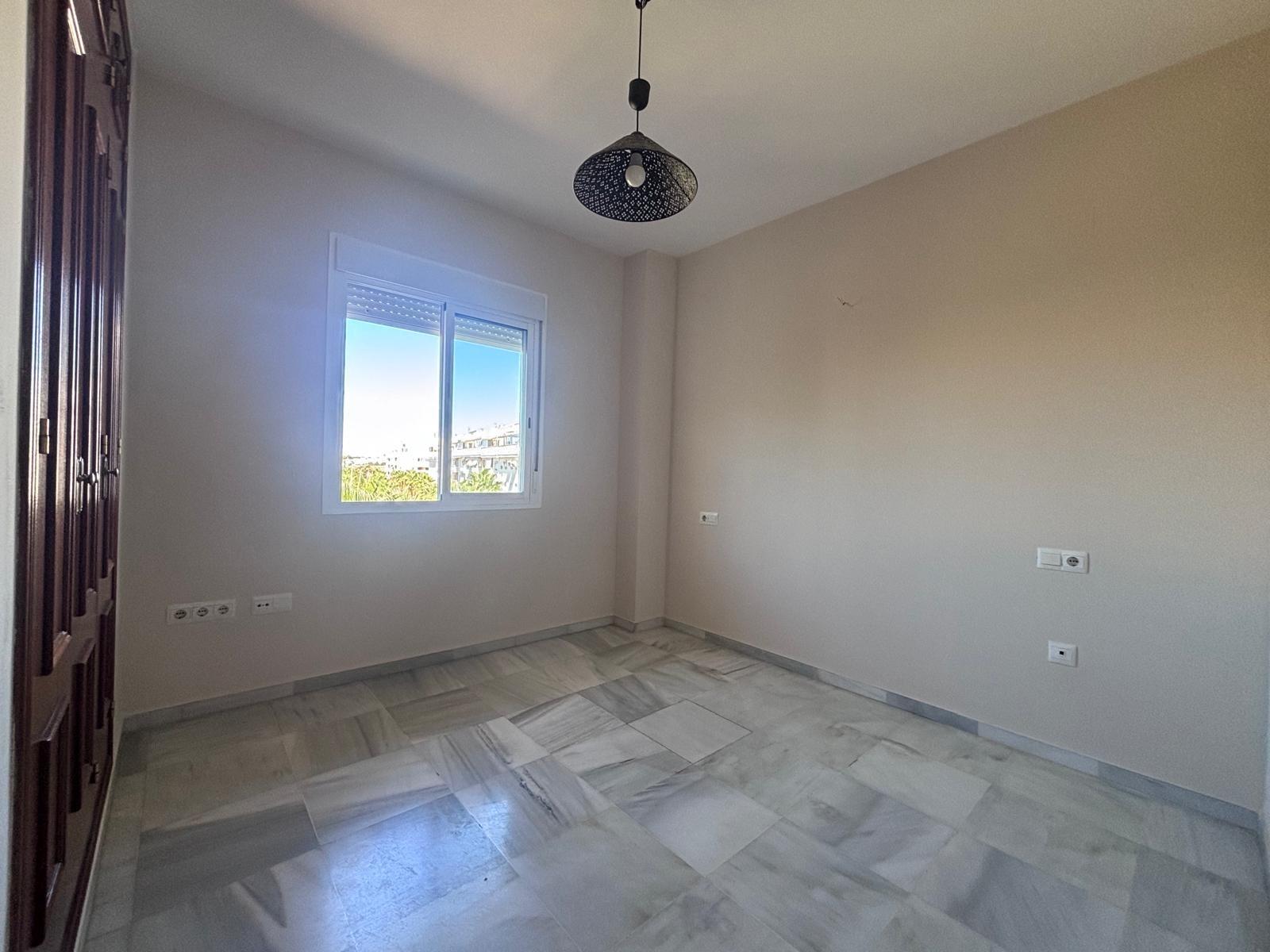 BONITO PISO EN ENTREPARQUES II. ¡PARA ENTRAR A VIVIR! INCLUYE PLAZA DE PARKING Y AMPLIO TRASTERO EN SUBTERRÁNEO.