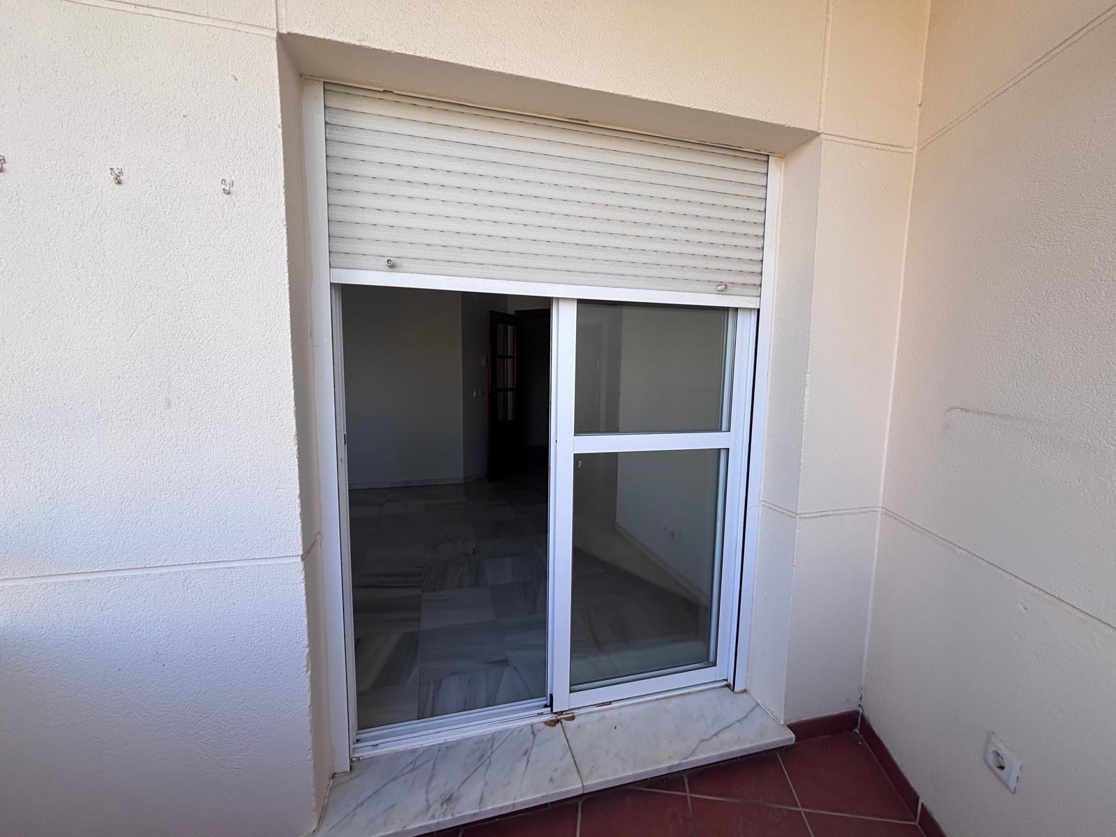 BONITO PISO EN ENTREPARQUES II. ¡PARA ENTRAR A VIVIR! INCLUYE PLAZA DE PARKING Y AMPLIO TRASTERO EN SUBTERRÁNEO.