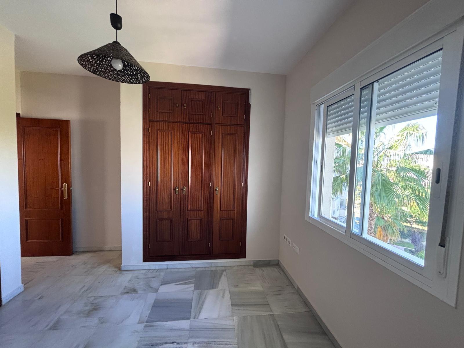 BONITO PISO EN ENTREPARQUES II. ¡PARA ENTRAR A VIVIR! INCLUYE PLAZA DE PARKING Y AMPLIO TRASTERO EN SUBTERRÁNEO.