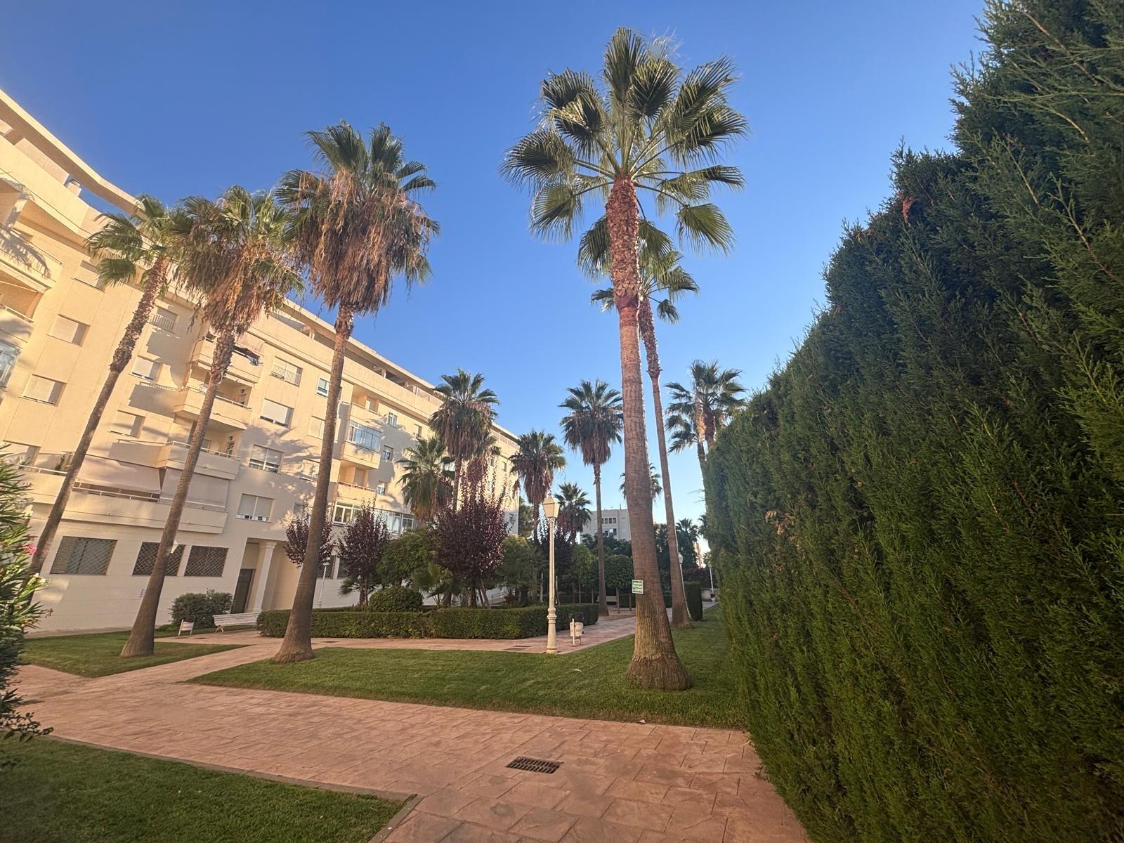 BONITO PISO EN ENTREPARQUES II. ¡PARA ENTRAR A VIVIR! INCLUYE PLAZA DE PARKING Y AMPLIO TRASTERO EN SUBTERRÁNEO.