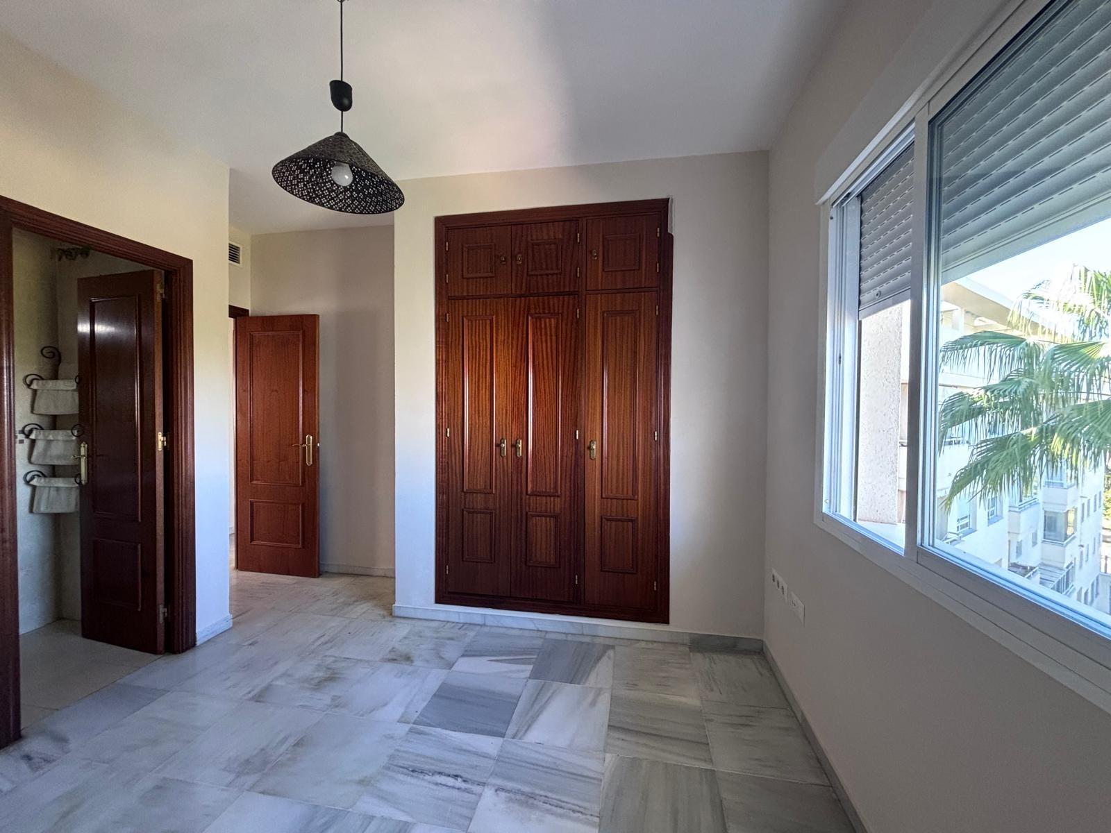 BONITO PISO EN ENTREPARQUES II. ¡PARA ENTRAR A VIVIR! INCLUYE PLAZA DE PARKING Y AMPLIO TRASTERO EN SUBTERRÁNEO.