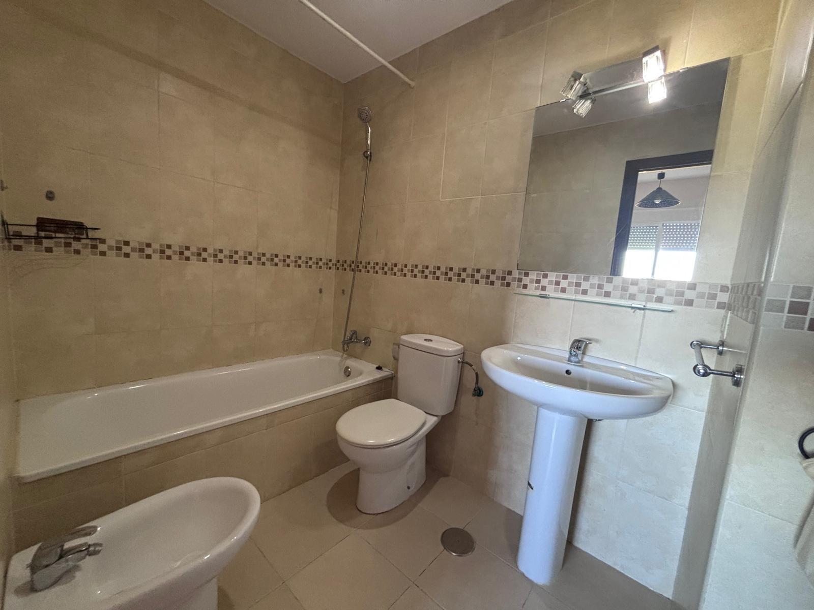 BONITO PISO EN ENTREPARQUES II. ¡PARA ENTRAR A VIVIR! INCLUYE PLAZA DE PARKING Y AMPLIO TRASTERO EN SUBTERRÁNEO.