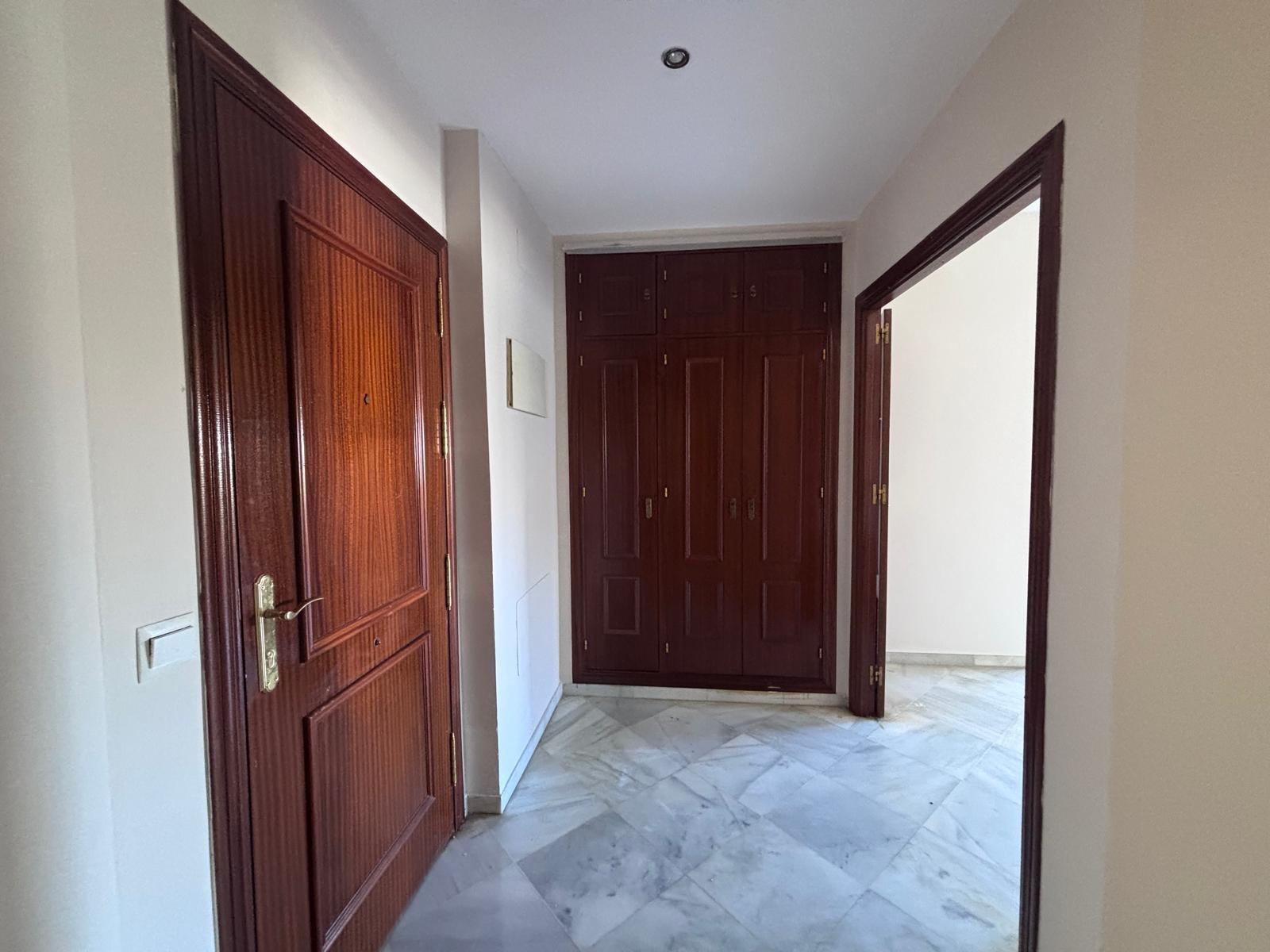 BONITO PISO EN ENTREPARQUES II. ¡PARA ENTRAR A VIVIR! INCLUYE PLAZA DE PARKING Y AMPLIO TRASTERO EN SUBTERRÁNEO.