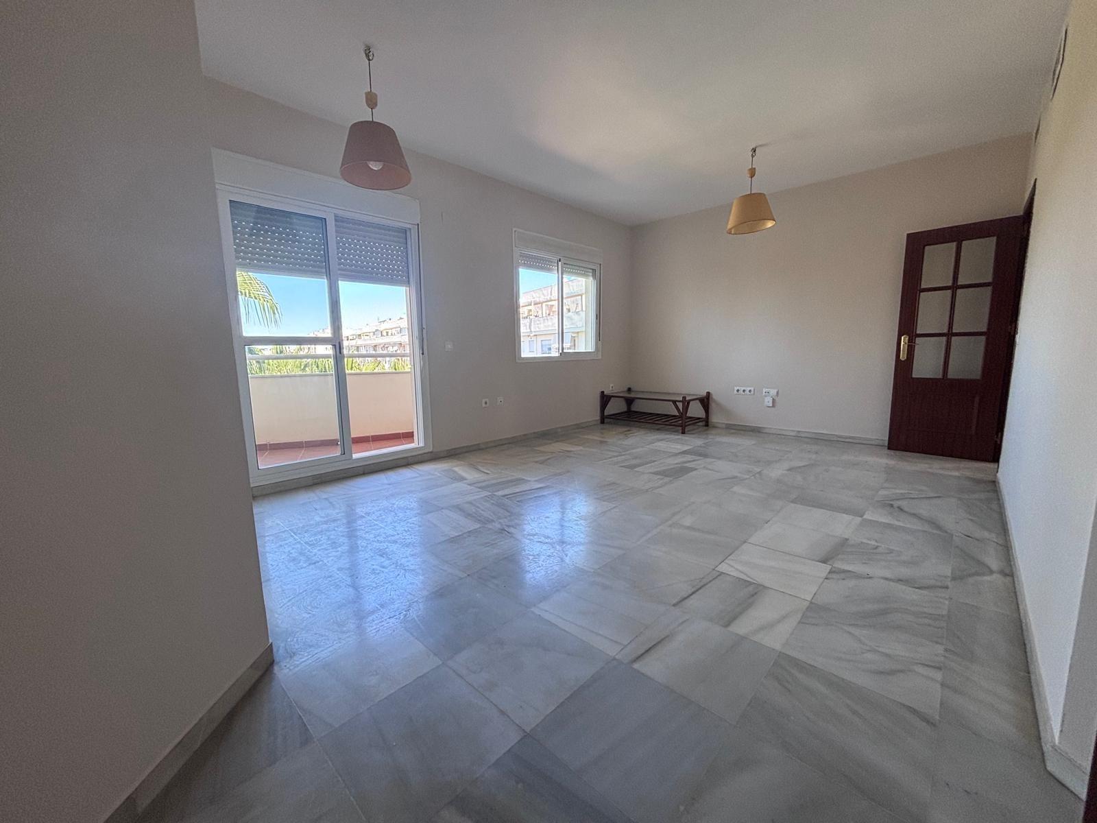 BONITO PISO EN ENTREPARQUES II. ¡PARA ENTRAR A VIVIR! INCLUYE PLAZA DE PARKING Y AMPLIO TRASTERO EN SUBTERRÁNEO.