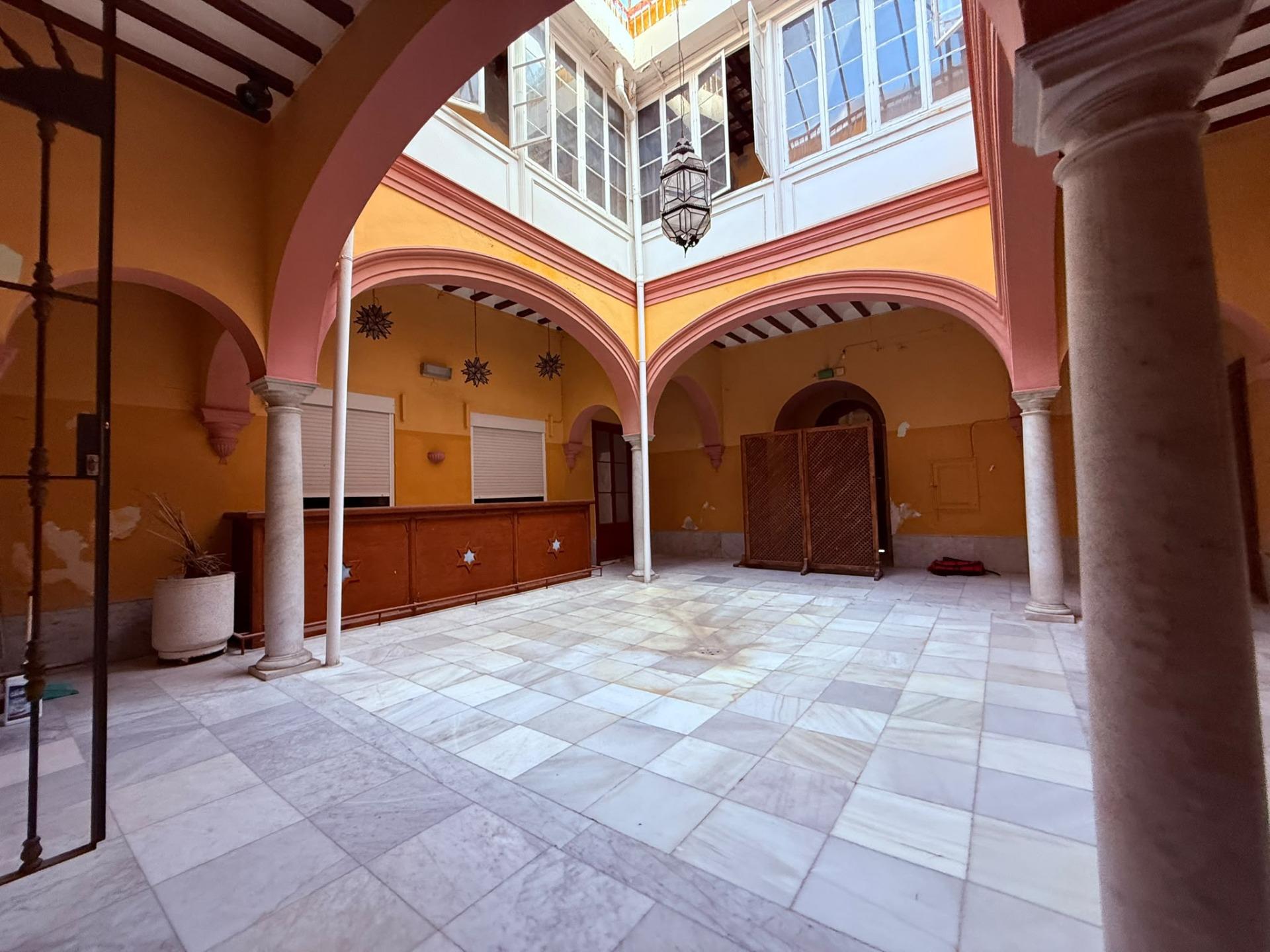 CASA EN EL CORAZON DEL CENTRO DE JEREZ