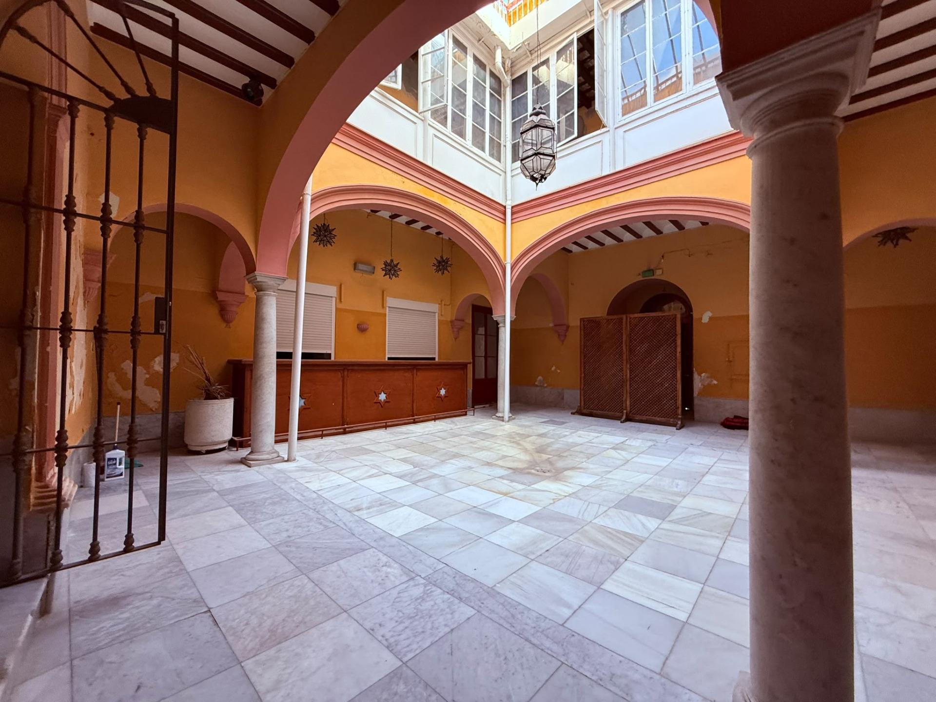 CASA EN EL CORAZON DEL CENTRO DE JEREZ