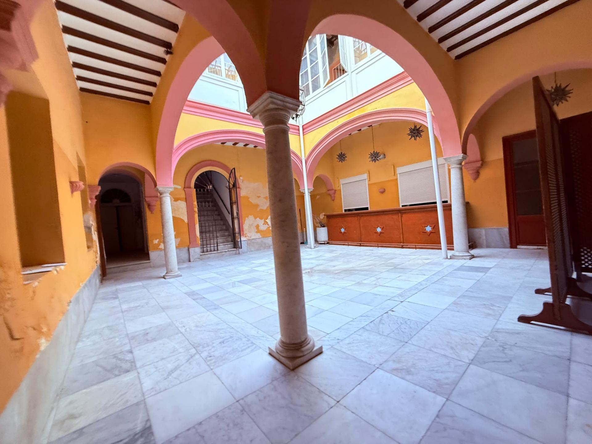 CASA EN EL CORAZON DEL CENTRO DE JEREZ