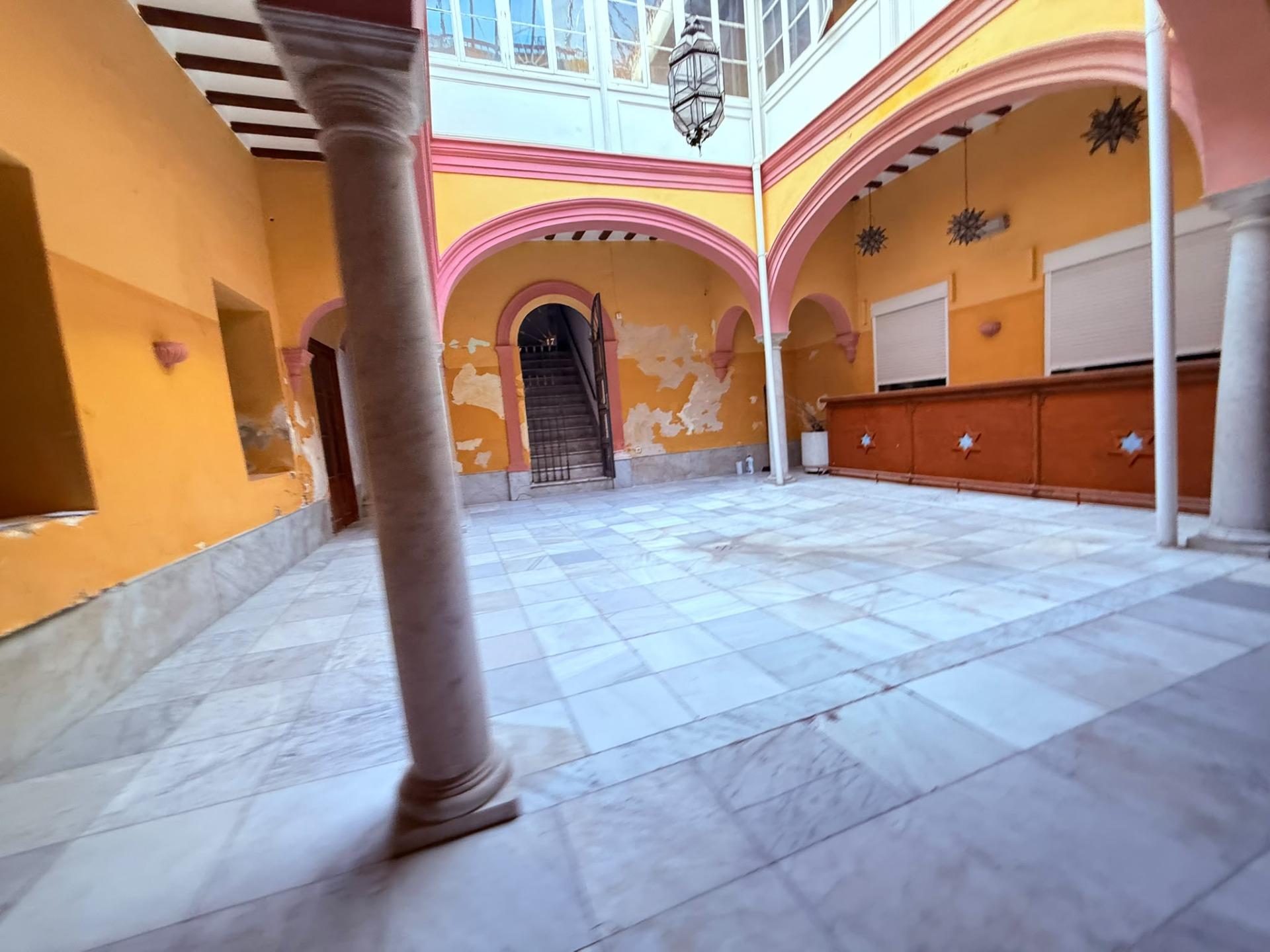 CASA EN EL CORAZON DEL CENTRO DE JEREZ