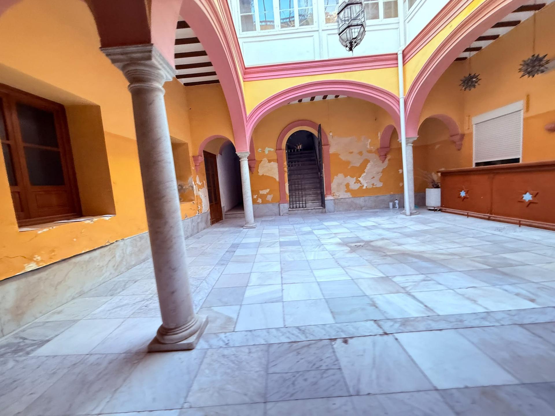 CASA EN EL CORAZON DEL CENTRO DE JEREZ