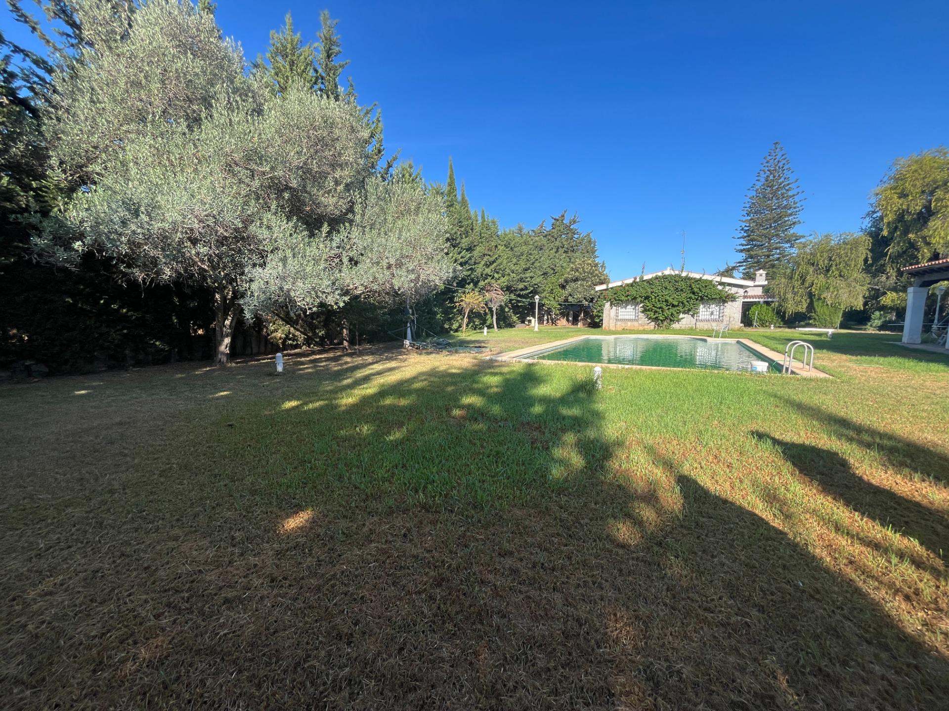 FINCA URBANA DE 2600 METROS CON GRAN CHALET , DOS VIVIENDAS, TRASTERO Y PISCINA