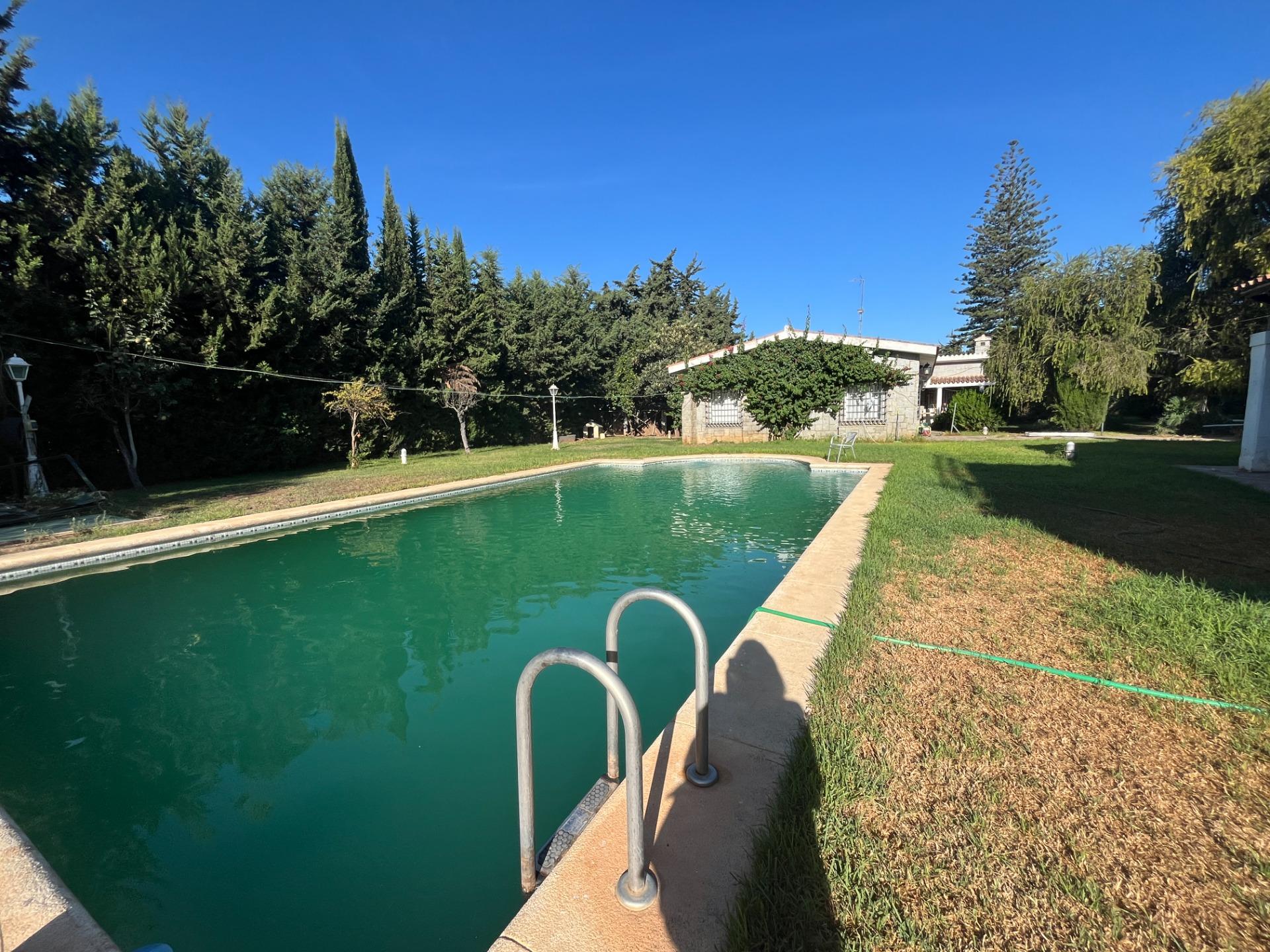 FINCA URBANA DE 2600 METROS CON GRAN CHALET , DOS VIVIENDAS, TRASTERO Y PISCINA