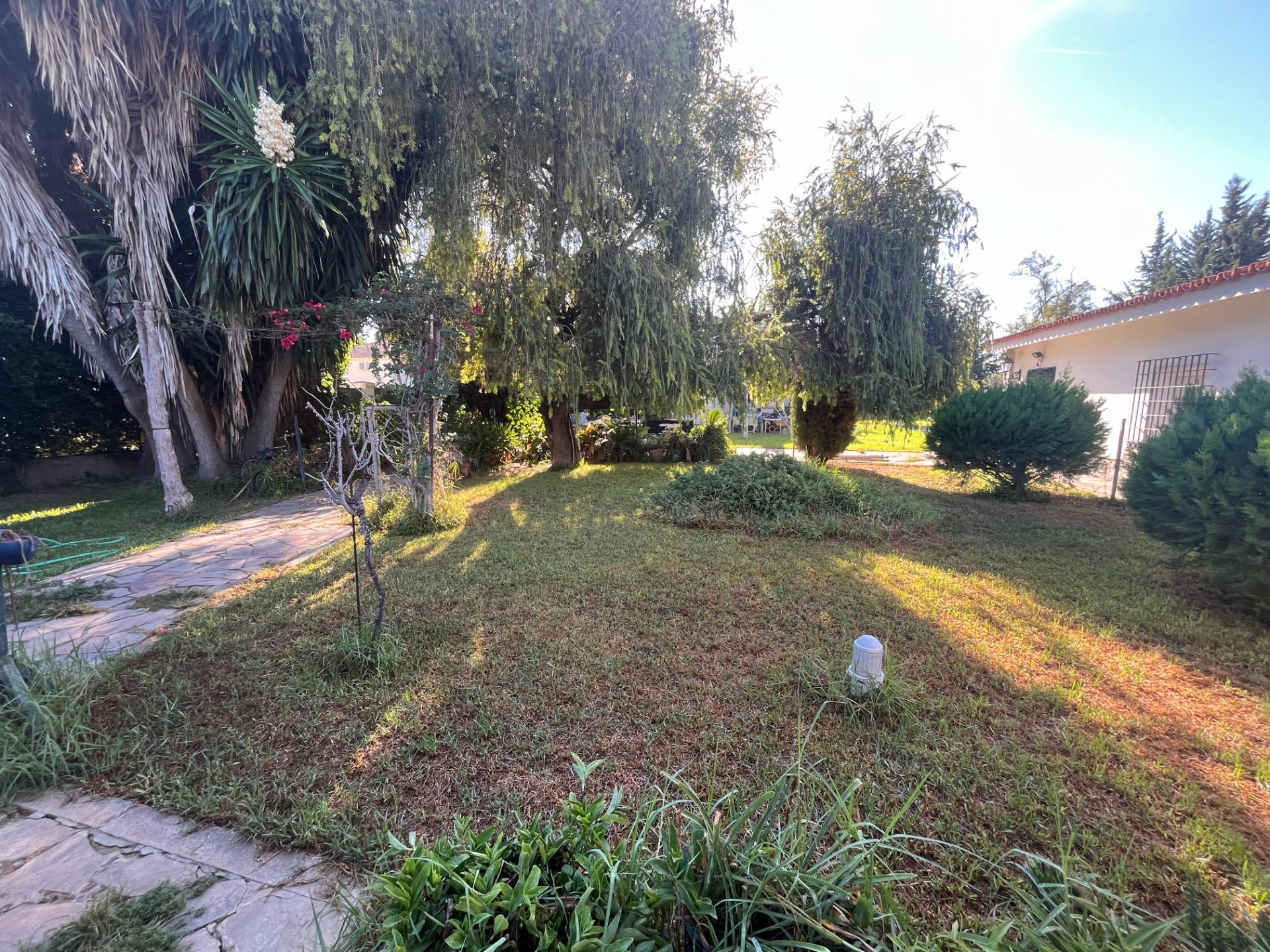 FINCA URBANA DE 2600 METROS CON GRAN CHALET , DOS VIVIENDAS, TRASTERO Y PISCINA