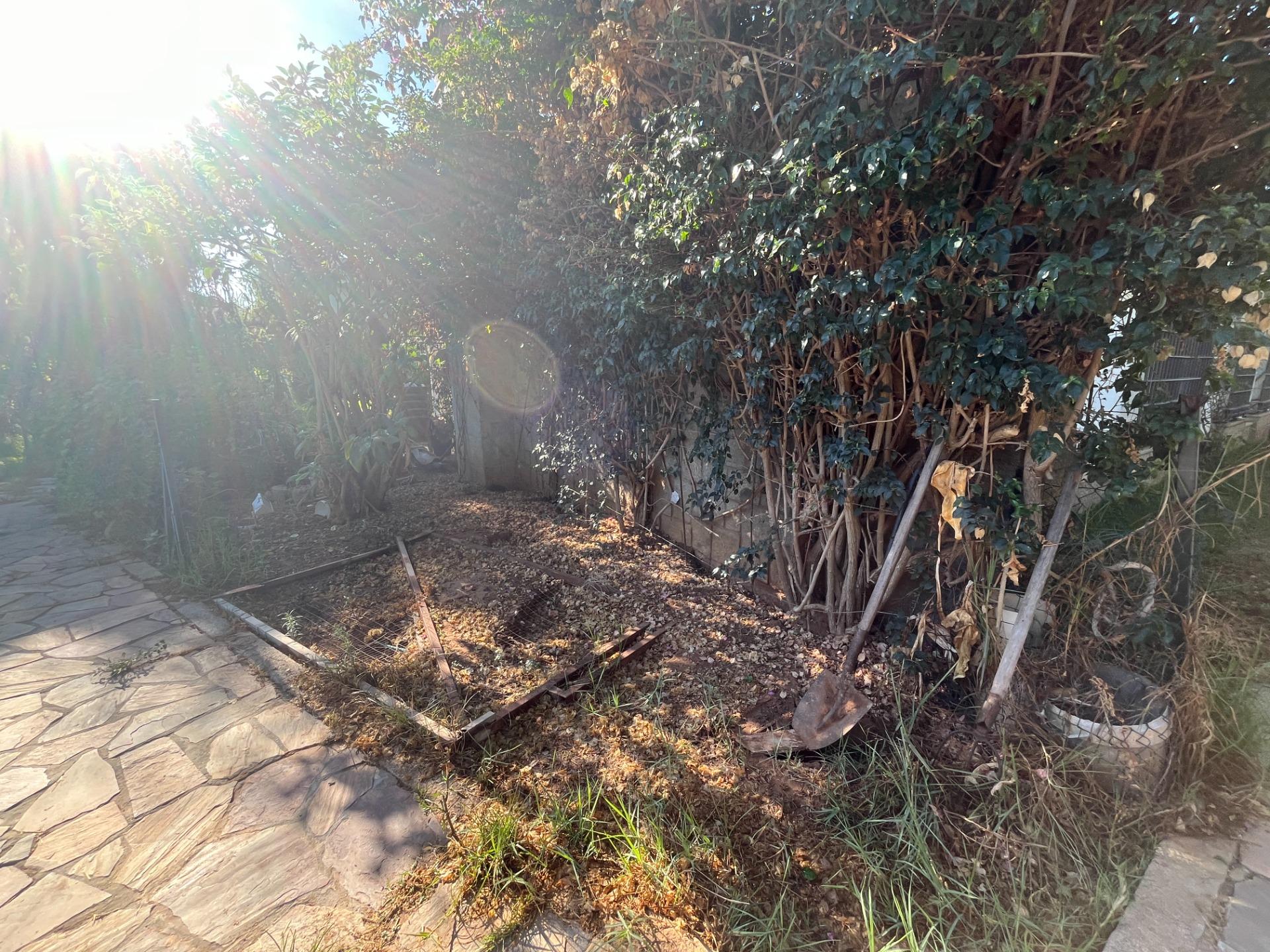 FINCA URBANA DE 2600 METROS CON GRAN CHALET , DOS VIVIENDAS, TRASTERO Y PISCINA