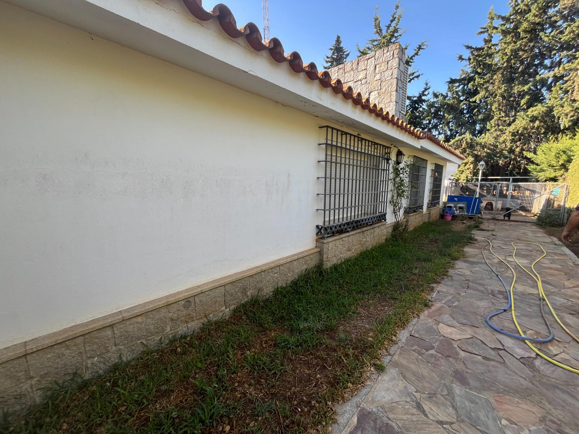FINCA URBANA DE 2600 METROS CON GRAN CHALET , DOS VIVIENDAS, TRASTERO Y PISCINA