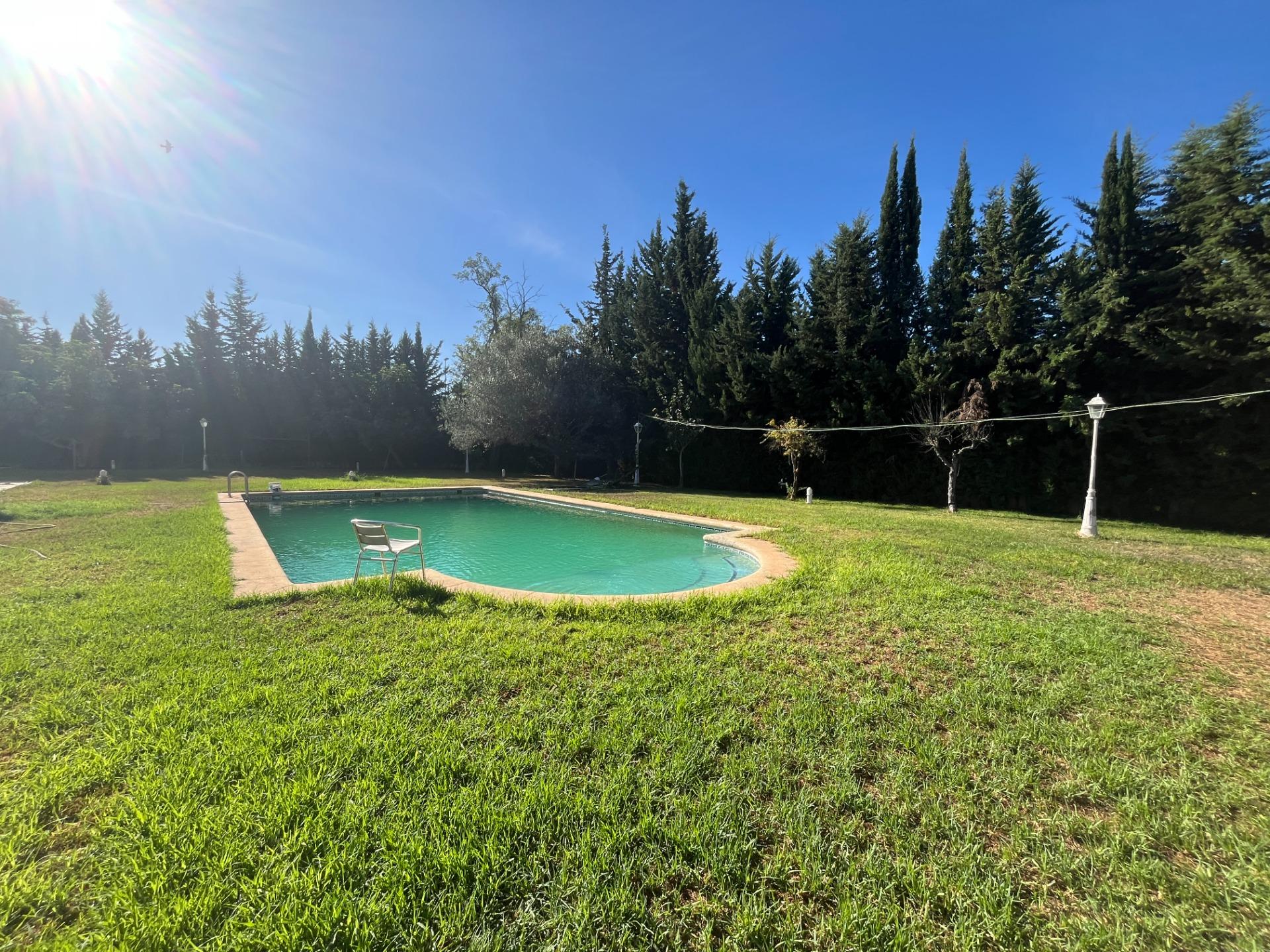 FINCA URBANA DE 2600 METROS CON GRAN CHALET , DOS VIVIENDAS, TRASTERO Y PISCINA