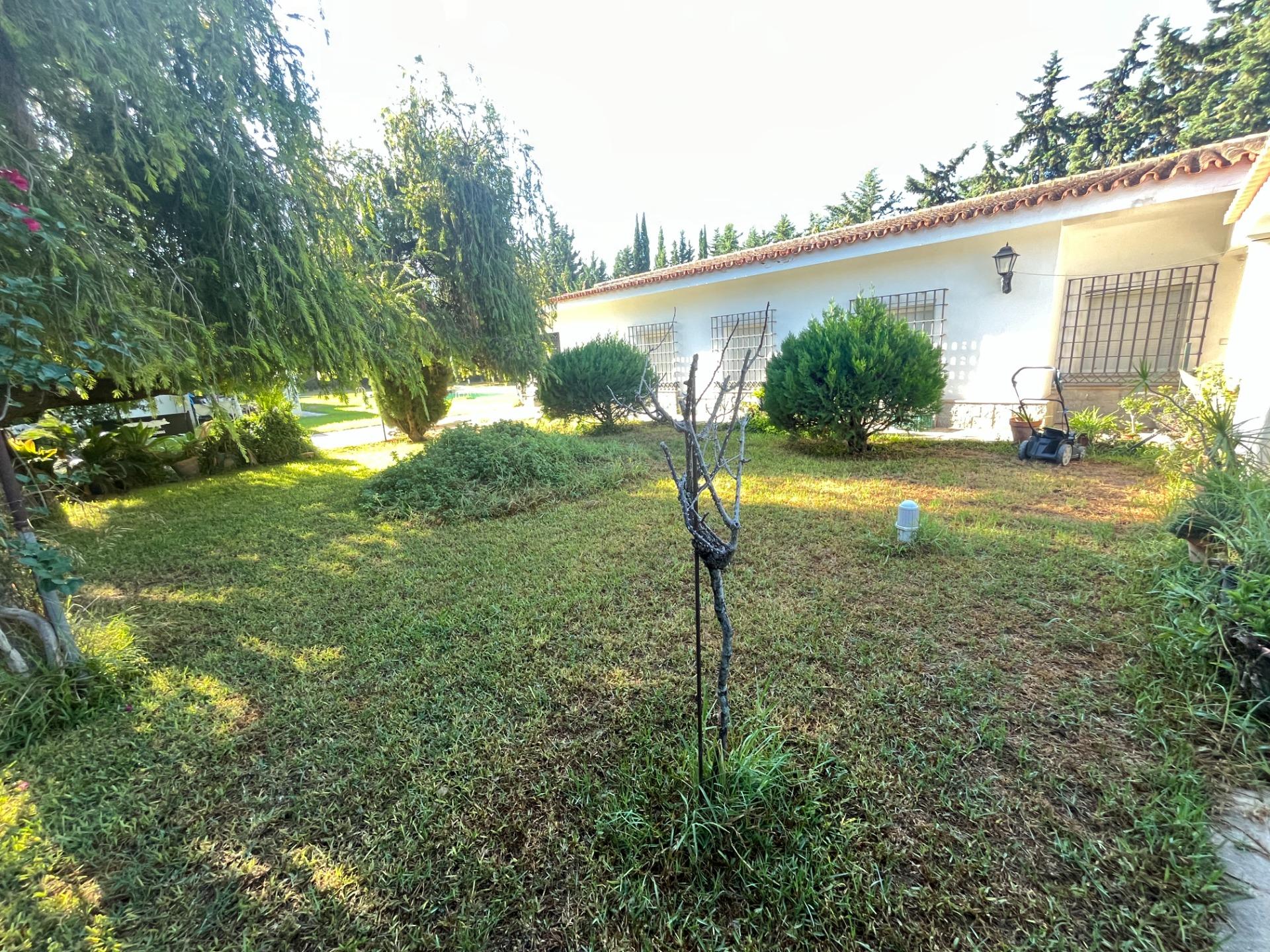 FINCA URBANA DE 2600 METROS CON GRAN CHALET , DOS VIVIENDAS, TRASTERO Y PISCINA