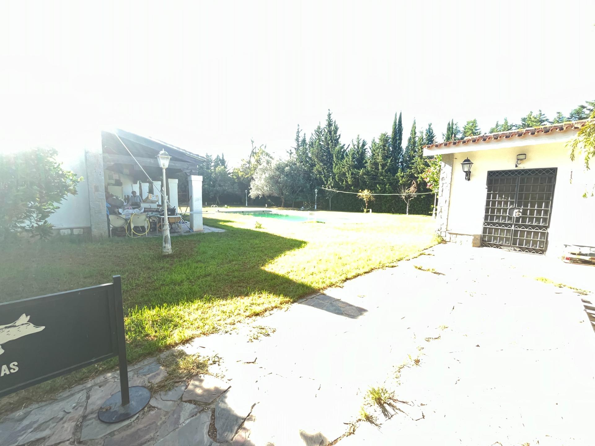 FINCA URBANA DE 2600 METROS CON GRAN CHALET , DOS VIVIENDAS, TRASTERO Y PISCINA