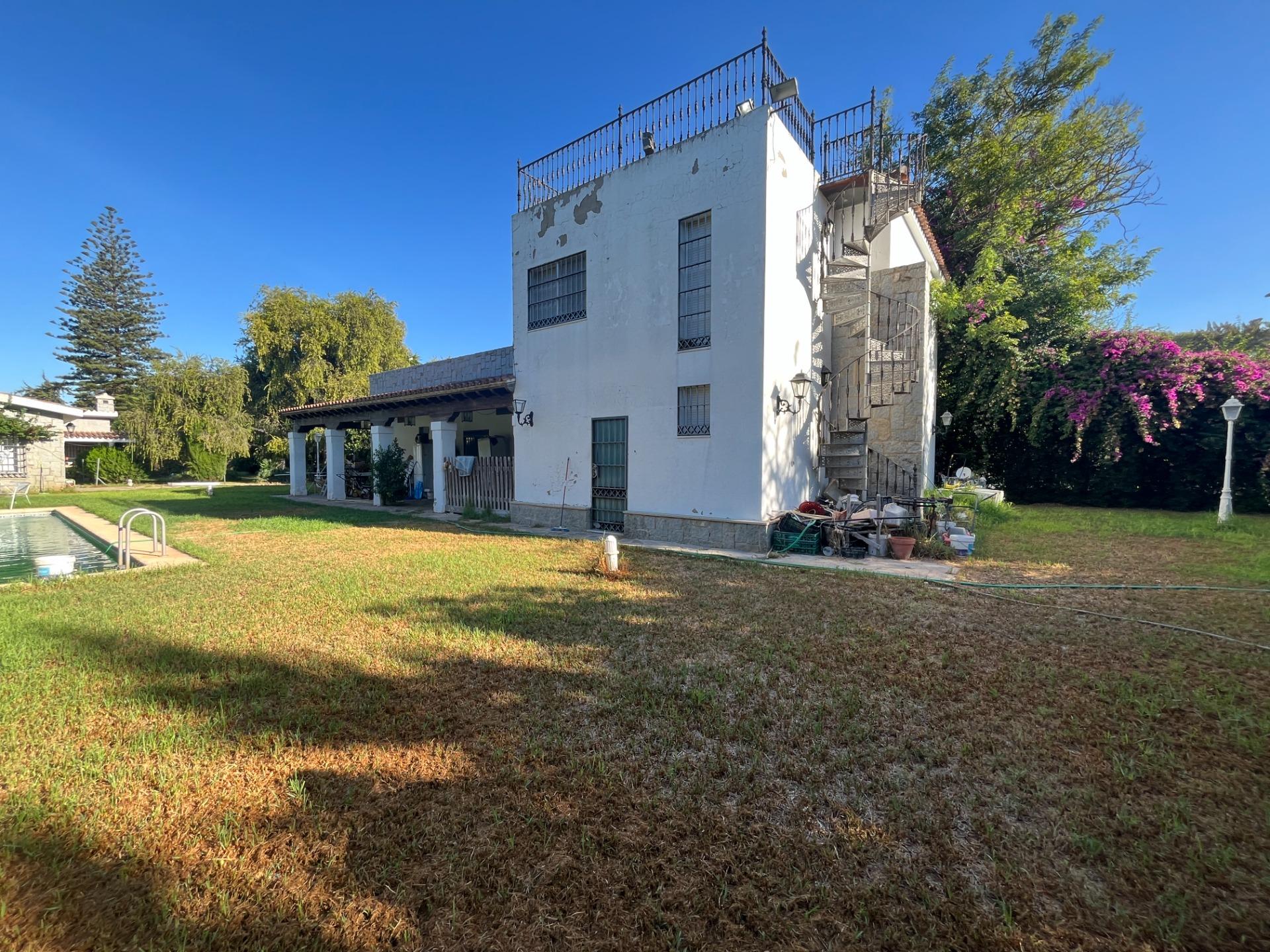 FINCA URBANA DE 2600 METROS CON GRAN CHALET , DOS VIVIENDAS, TRASTERO Y PISCINA