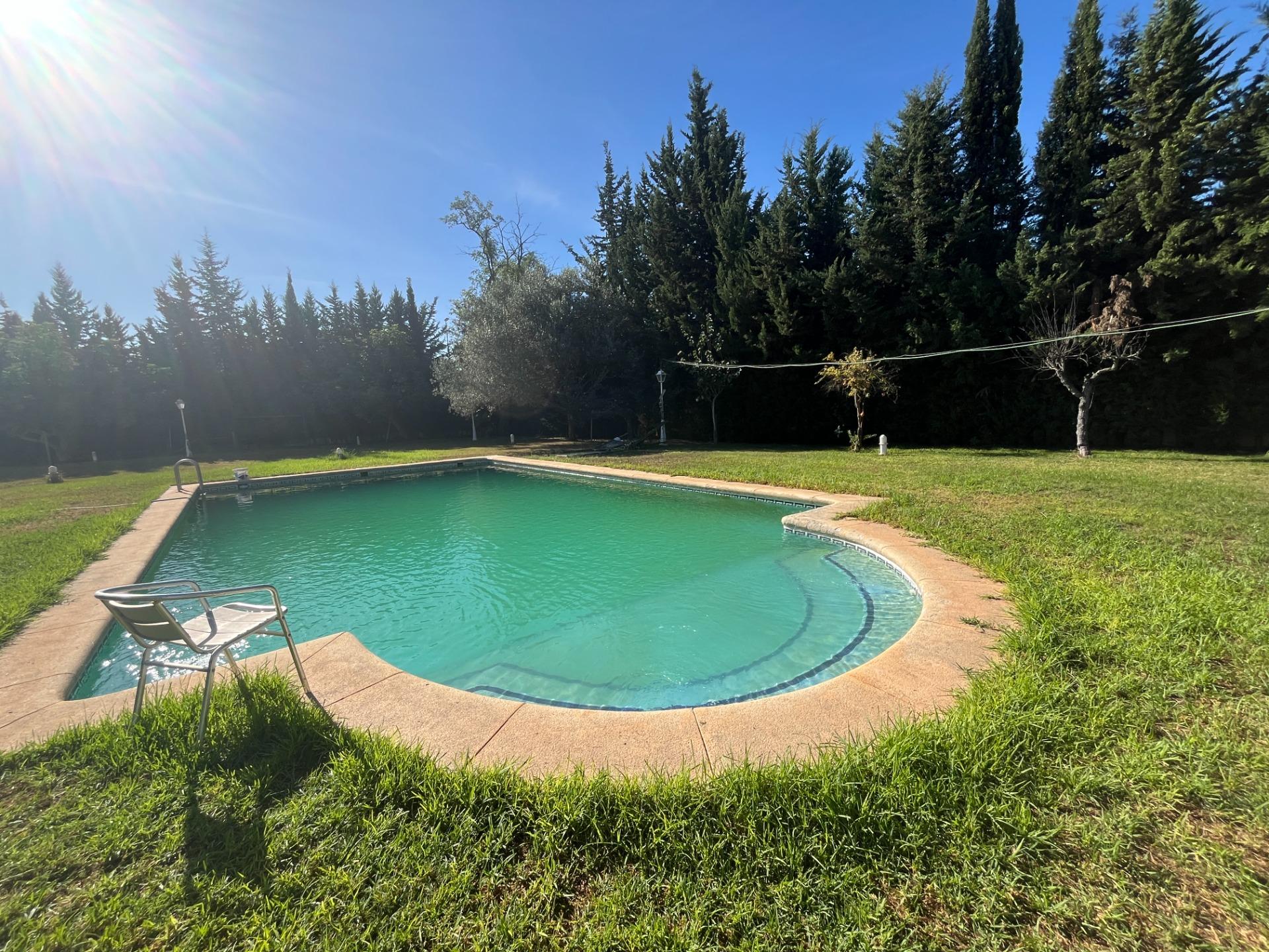 FINCA URBANA DE 2600 METROS CON GRAN CHALET , DOS VIVIENDAS, TRASTERO Y PISCINA