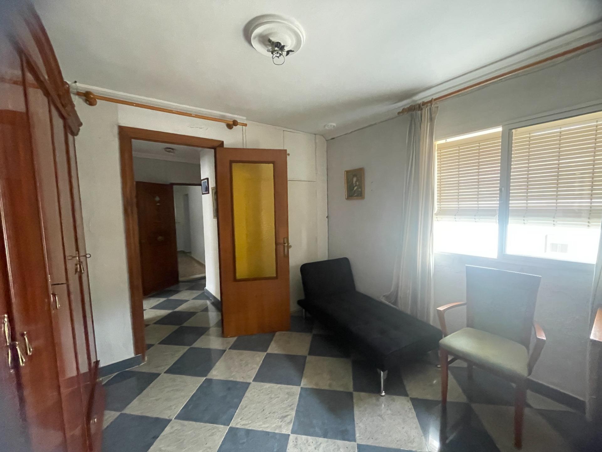 PISO PARA REFORMAR EN LA CORONACIÓN, ZONA OESTE DE JEREZ. ¡EDIFICIO CON ASCENSOR!