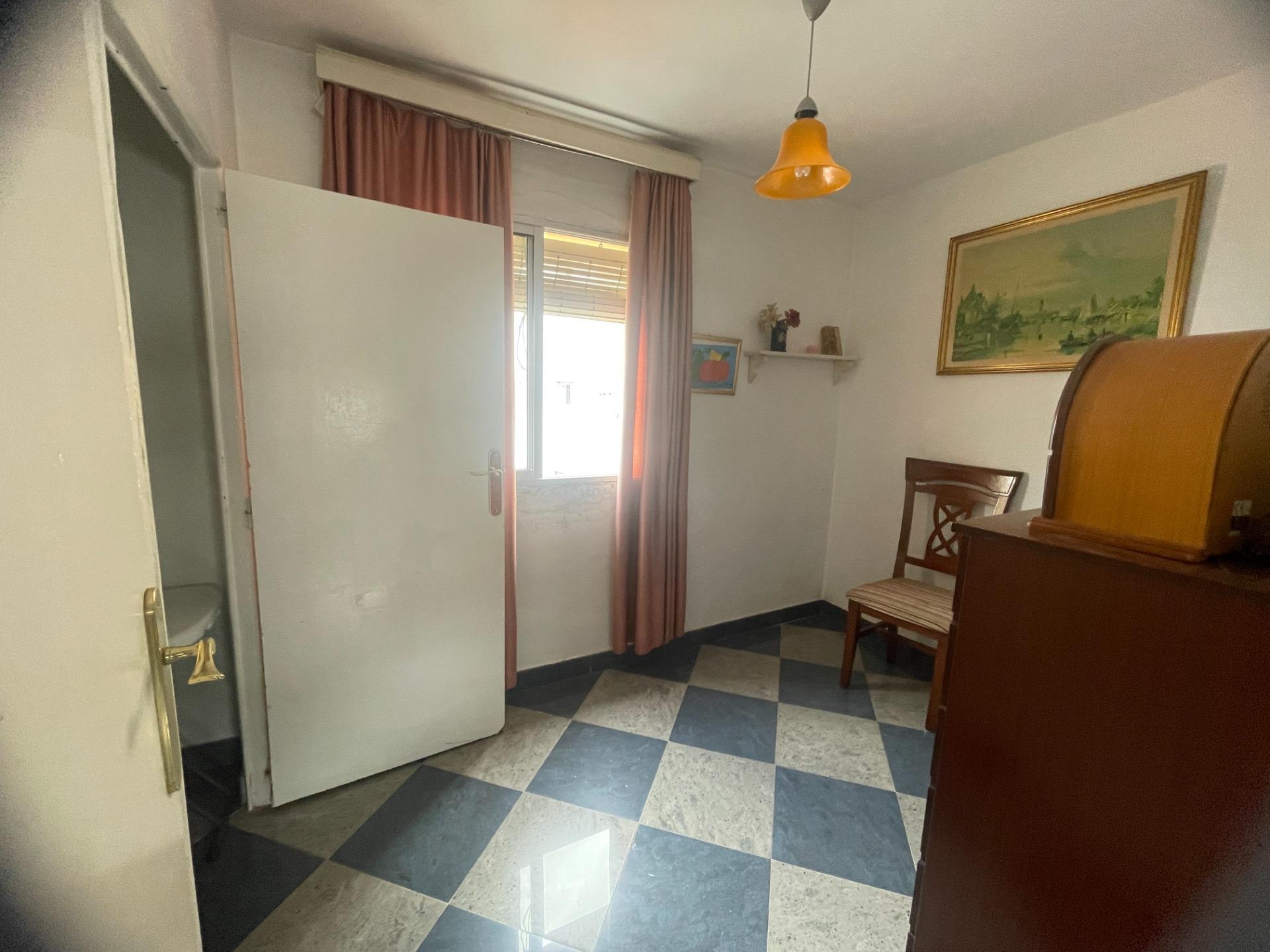 PISO PARA REFORMAR EN LA CORONACIÓN, ZONA OESTE DE JEREZ. ¡EDIFICIO CON ASCENSOR!
